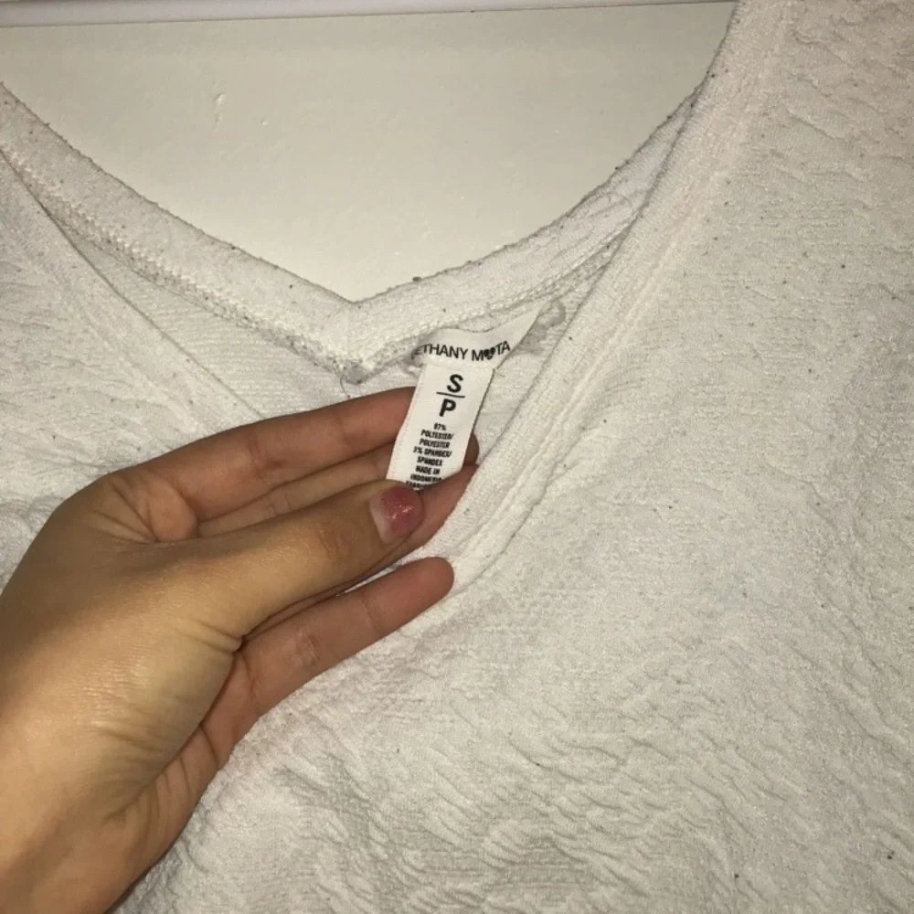 NWOT Bethany Mota White Textured Fitted Crop Top - Picture 4 of 4